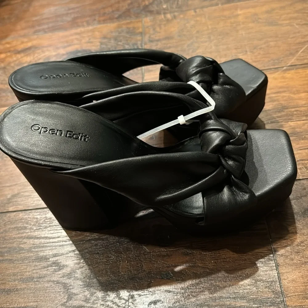 NEW! Black Kaia Knot Platform Sandal - Size 7.5 🚙